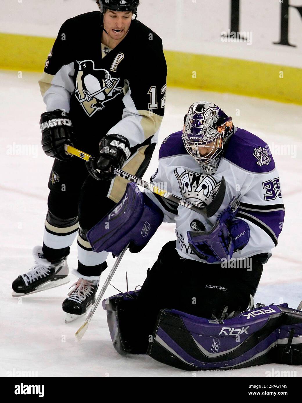 Pittsburgh Penguins' Ryan Malone, left, tries to get his stick on a rebound in front of Los Angeles Kings goalie Jason LaBarbera during the third period of an NHL hockey game in Pittsburgh on Saturday, Feb. 9, 2008. The Penguins won 4-2. (AP Photo/Gene J. Puskar) Foto Stock