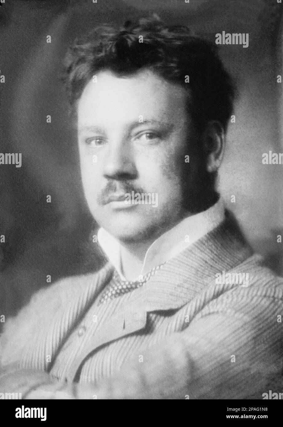 1905 ca : il cantante lirico austriaco-ceco tenore LEO SLEZAK ( 1873 - 1946 ) . Dal 1901 in poi, è stato membro permanente dell'ensemble dell'Opera di Vienna e ha iniziato una grande carriera mondiale. Nel 1909 ha concluso un contratto triennale alla Metropolitan Opera di New York City. Lì ebbe un grande successo come cantante di Wagner e Verdi. Fu l'Otello più famoso del suo tempo, ed eseguì il ruolo all'Opera Metropolitana con Arturo Toscanini. Nel 1932 Slezak iniziò a suonare nel cinema tedesco. Lì ha svolto ruoli umorici, ma per lo più ha cantato. Alcuni di questi film sono la Paloma (1934), G. Foto Stock