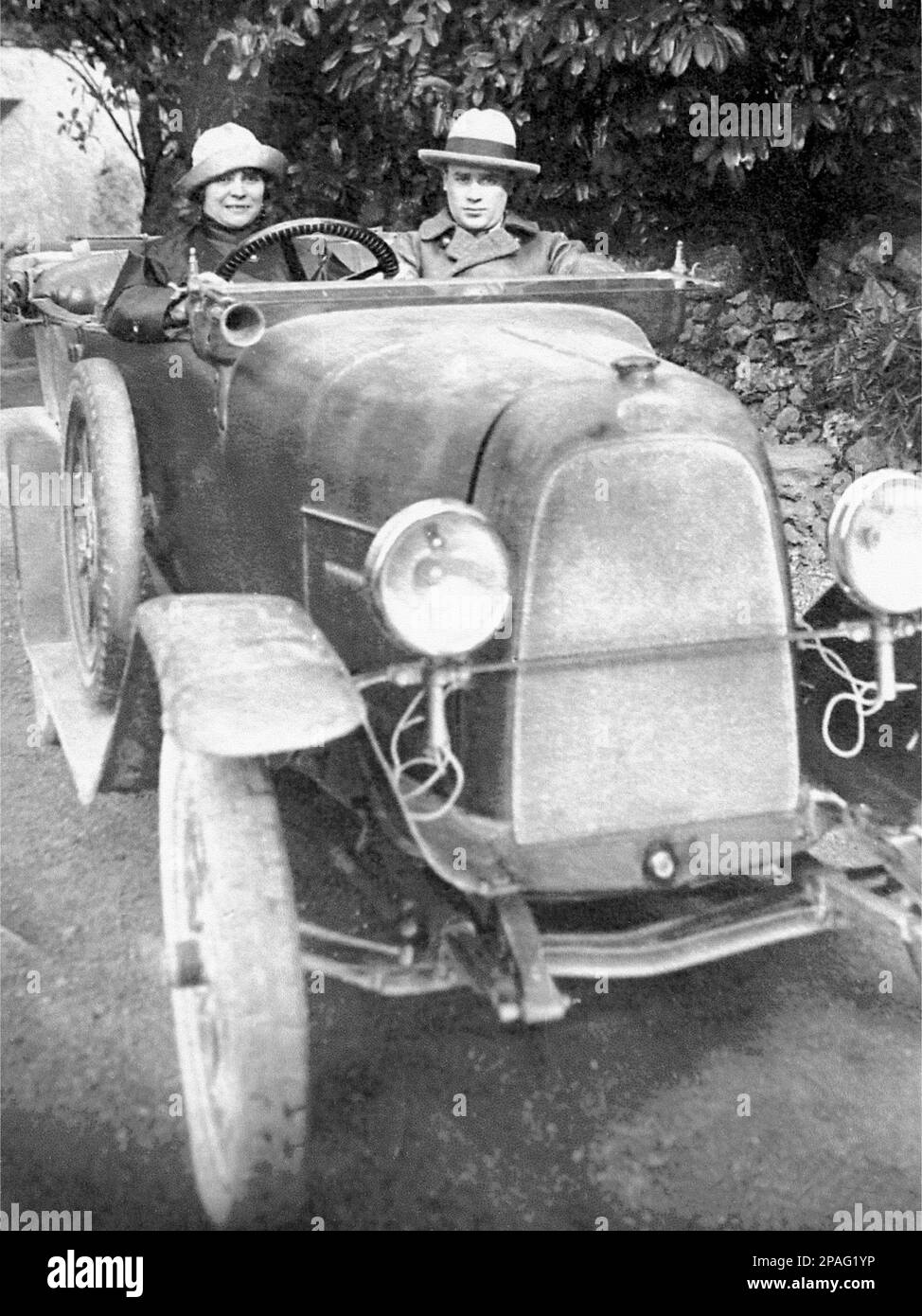 1924 : la donna industriale italiana LUISA SPAGNOLI ( Luisa Sargentini , 1877 - 1935 ) con il figlio MARIO SPAGNOLI ( 1900 - 1977 ) in macchina . Fondatore di importanti poli industriali a Perugia : la PERUGINA ( con Francesco Buitoni ) e l' ANGORA L. SPAGNOLI . Dopo la separazione con Annibale Spagnoli , nel 1923 , divenne amante dell'industriale Giovanni Buitoni (troppo giovane di 14 anni da Luisa ) ma mai sposato . Nel 1922 crea il celebre cioccolato BACIO PERUGINA . Suo figlio Mario ha la fabbrica madre di Angora Wool ed è stato il fondatore di CITTa' DELl' ANGORA nel 1947. Negli anni '60 ha costruito il Foto Stock