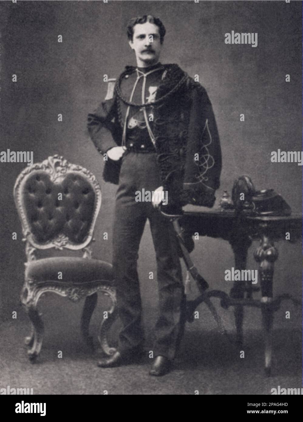 1870 ca , Roma , ITALIA : il marchese Girolamo Theodoli di Sambuci di San Vito e Pisoniano ( 1846-1926 ), sposato con la marchesa CRISTINA MARIA THEODOLI (nata principessa ALTIERI CICILIANO di Oriolo, Roma 1852 - 1930 ) - Nobiltà italiana - nobiltà - ritrato - ritratto - baffi - baffi - mustache - uniforme divisa militare - cavalleria - ---- ARCHIVIO GBB Foto Stock