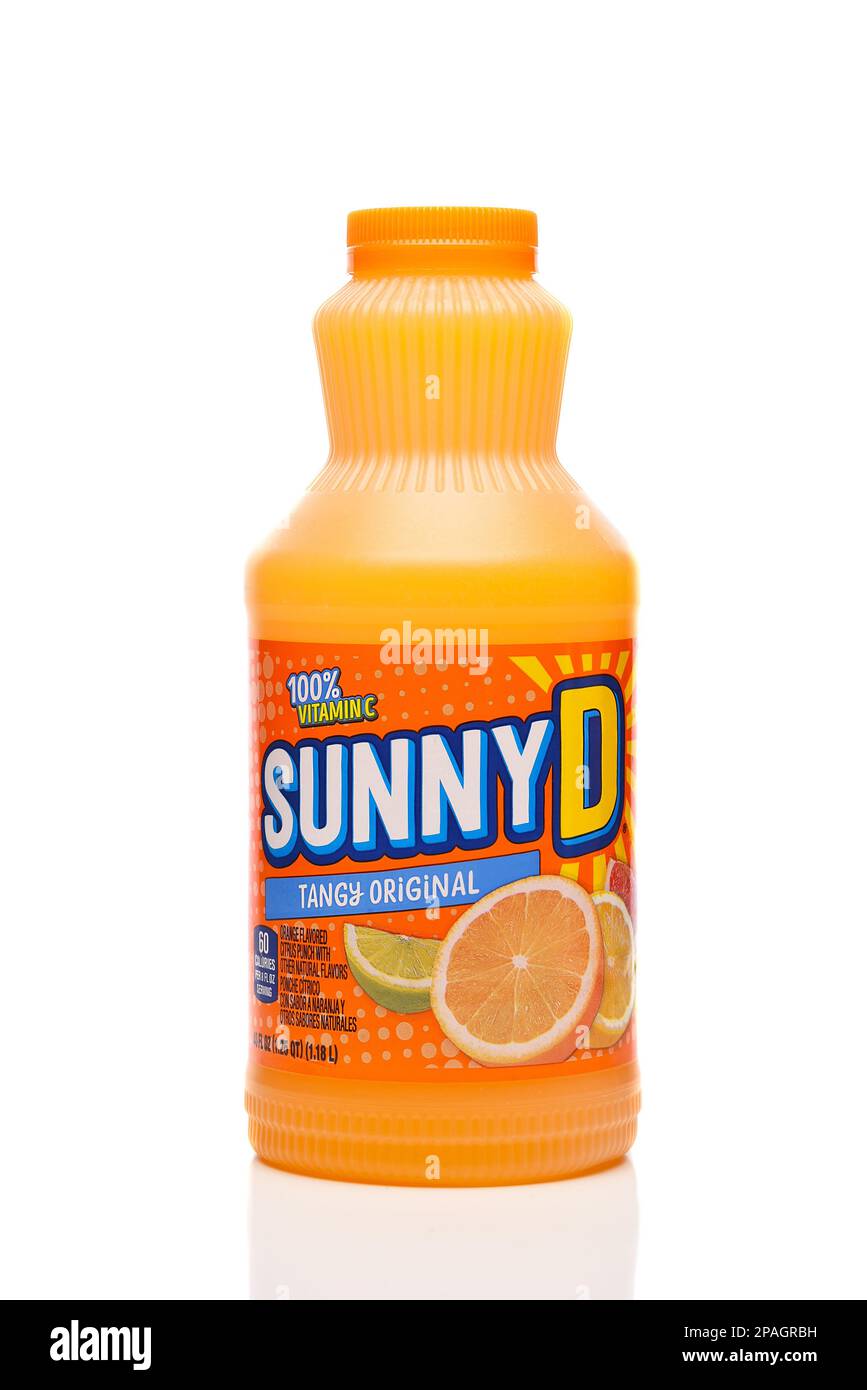 IRVINE, CALIFORNIA - 11 MAR 2023: Una bottiglia da 40 once di Sunny D Orange drink, originale piccante. Foto Stock