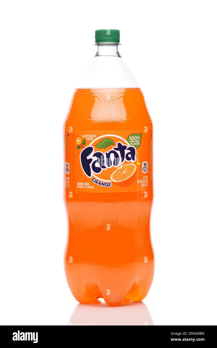 IRVINE, CALIFORNIA - 11 MAR 2023: Una bottiglia da 2 litri di Fanta Orange Soda. Foto Stock