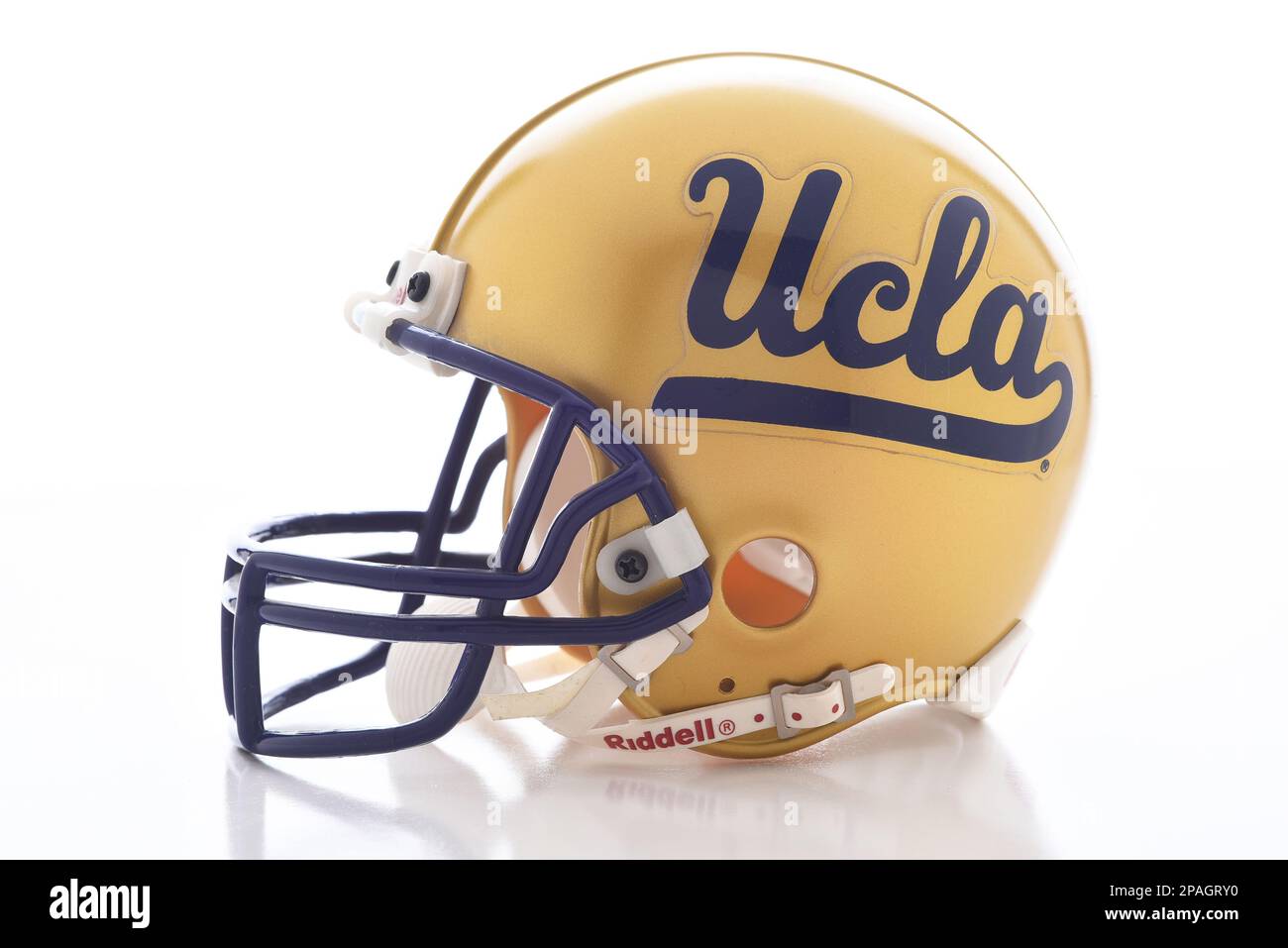 IRVINE, CALIFORNIA - 11 MAR 2023: Un casco da calcio da collezione mini dell'Università della California Los Angeles, UCLA. Foto Stock