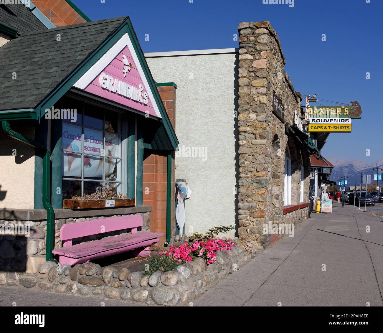 Negozi di souvenir e caffè lungo Connaught Drive in città, Jasper National Park, Canada Foto Stock
