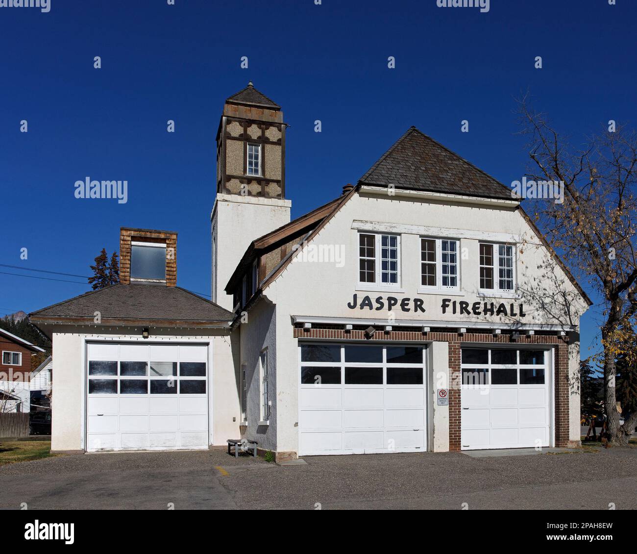 Old Jasper Firehall, un edificio del patrimonio federale canadese costruito su Patricia Street nel 1936, Jasper National Park, Canada Foto Stock