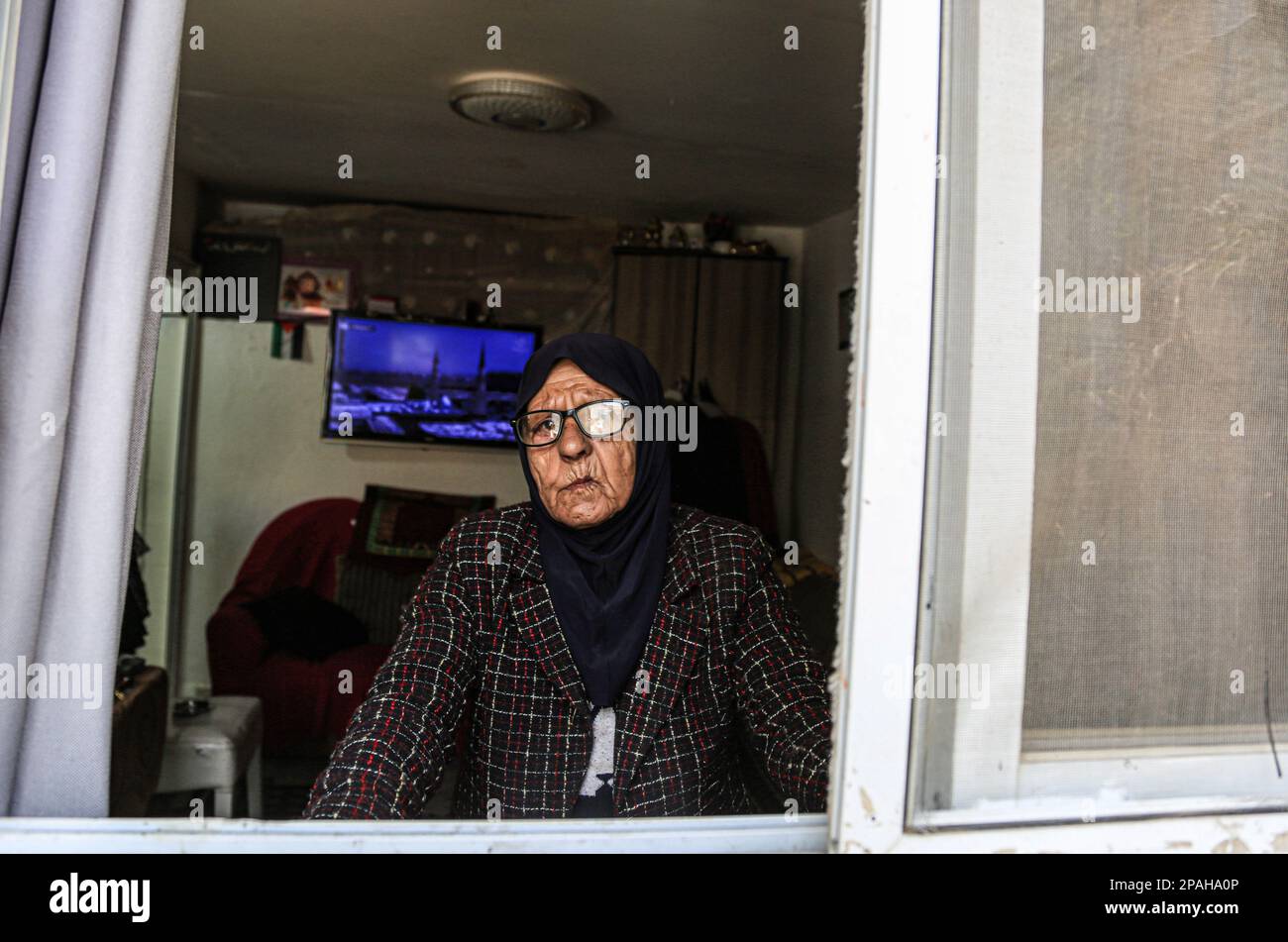 Gerusalemme, Israele. 07th Mar, 2023. Fatima Salem, di 72 anni, è vista nella sua casa, che è minacciata di confisca per i coloni, che suo padre abitò per la prima volta nel 1948. La famiglia Salem, che vive nel quartiere Sheikh Jarrah a Gerusalemme est, si appresta a lasciare la propria casa in qualsiasi momento sulla base della decisione del tribunale israeliano a favore dei coloni, che ha deciso di confiscare la terra e sta considerando il caso della casa che i coloni pretendono di possedere prima del 1948. Credit: SOPA Images Limited/Alamy Live News Foto Stock