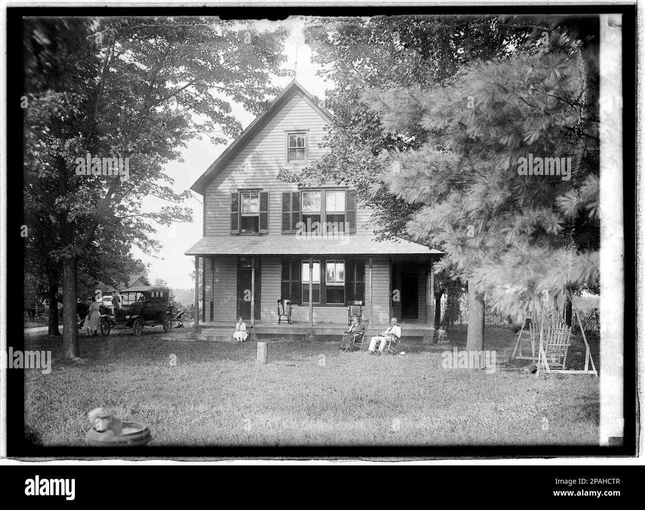 1912 , Stati Uniti d'America : una casa della famiglia Kenyon , VIENNA , VIRGINIA - USA - FOTO STORICHE - FOTO STORICHE - CASA - HOME - ABITAZIONE - bosco - paese - campagna - loc - - - architettura - ARCHITETTURA - GEOGRAFIA - GEOGRAFIA - dondolo - altana - altalena - auto - automobile - automobile - bosco - portico - portico - Porticato - veranda - FAMIGLIA - nonno - nonna - nonni - nonni - nonna - nonna - nonna - nonno - nonno - sedia a dondolo ---- Archivio GBB Foto Stock