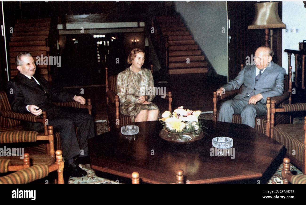Il politico e dittatore rumeno NICOLAE CEAUSESCU ( 26 gennaio 1918 - 25 dicembre 1989 ) con la moglie ELENA PETRESCU CEAUSESCU ( 7 gennaio 1916 - 25 dicembre 1989 ) e TODOR ZHIVKOV ( 1911 - 1998 ), Nazionalista bulgaro e leader comunista della Bulgaria dal 1954 al 1989 . Ceausescu è stato il leader della Romania dal 1965 al dicembre 1989, quando una rivoluzione e un colpo di stato lo hanno tolto dal potere. I rivoluzionari hanno condotto un processo di due ore e lo hanno condannato a morte per crimini contro lo Stato, genocidio e "minando l'economia nazionale". Il processo affrettato è stato criticato come una ka Foto Stock