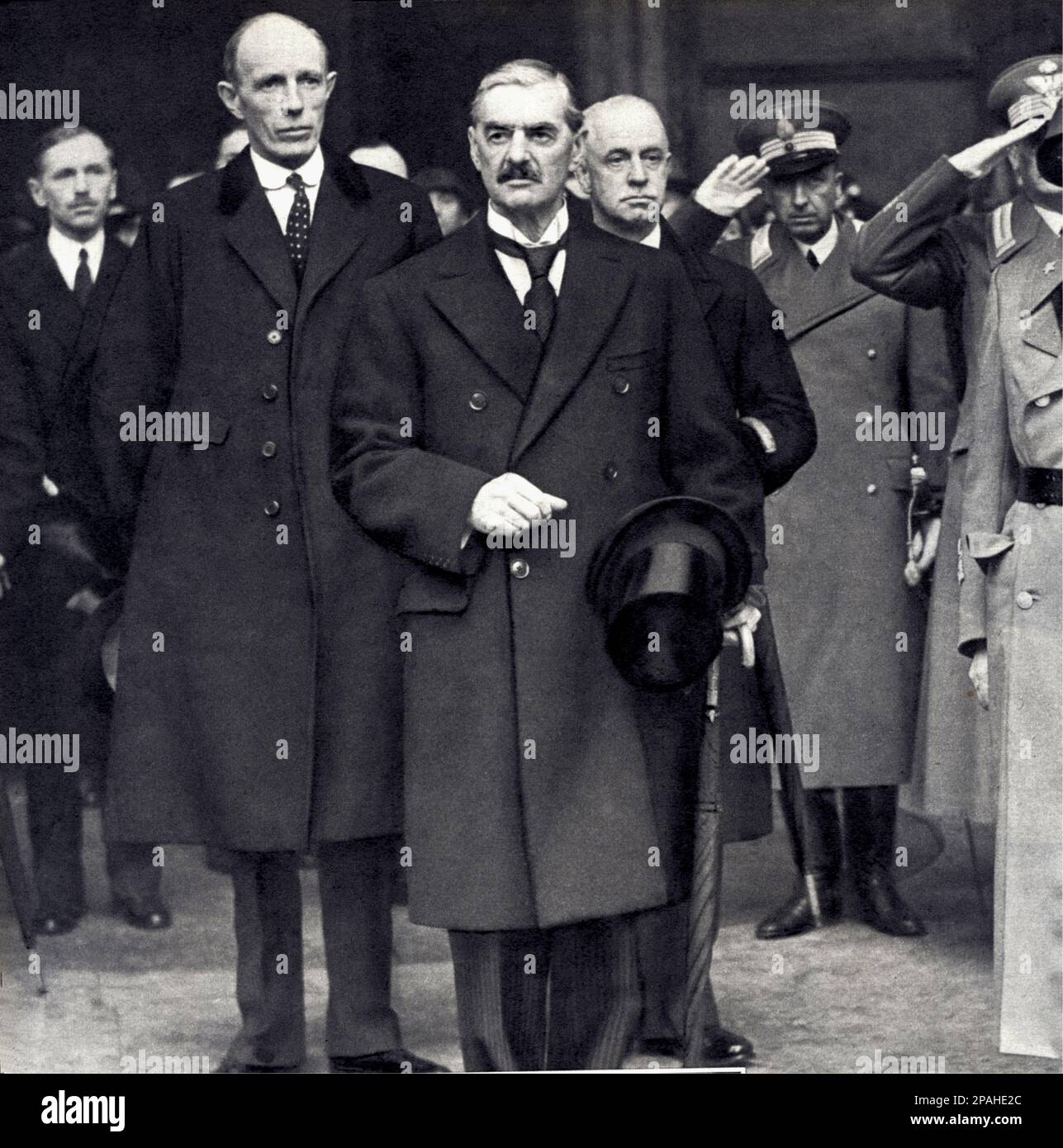 1937 ca. , Roma , Italia : Arthur Neville chamberlain ( 1869 – 1940 ) è stato un politico conservatore britannico e primo ministro del Regno Unito dal 1937 al 1940. In questa foto subito dopo un incontro con il taliano fascista Duce BENITO MUSSOLINI . L'eredità di Chamberlain è caratterizzata dalla sua politica per quanto riguarda l'appeasement di Adolf Hitler e della Germania nazista con la sua firma dell'accordo di Monaco nel 1938, concedendo la Cecoslovacchia a Hitler. Nello stesso anno ha anche rinunciato ai porti della Royal Navy dello Stato libero irlandese. Dopo aver lavorato negli affari e nel governo locale e un breve periodo come direttore Foto Stock