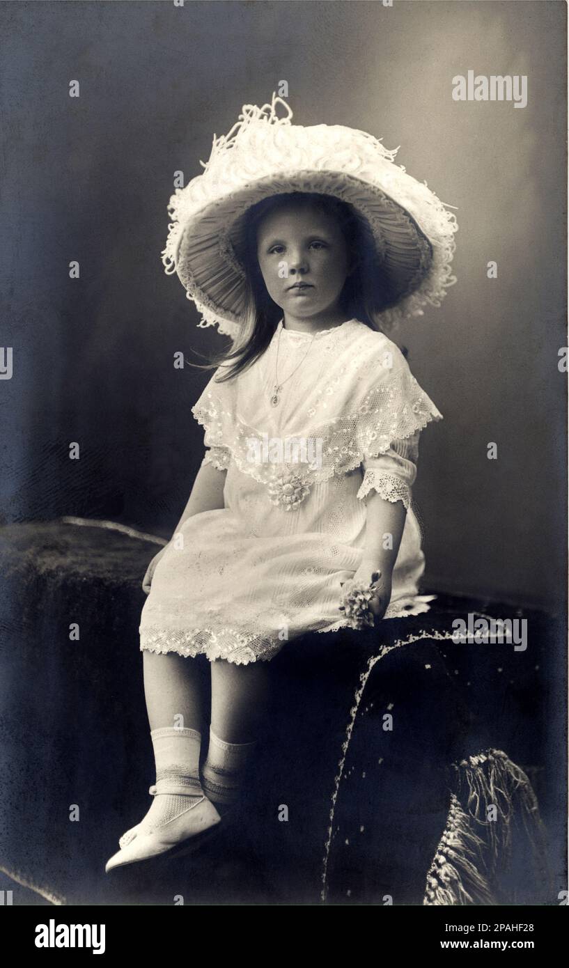1916 ca , Paesi Bassi : la futura regina GIULIANA (1909 - 2004) dei Paesi Bassi con la nonna principessa Maria di Schwarzburg-Rudolstadt. . Figlia della regina WILHELMINA ( di Orange-Nassau , 1880 – 1962 ) sposò nel 1901 il duca Heinrich Wladimir Albrecht Ernst di Meclemburgo-Schwerin ( 1876 – 1934 ). Il 4 settembre 1948, dopo un regno di 58 anni e 50 giorni, Wilhelmina abdicò a favore di sua figlia Juliana . - REALI - ROYALTY - nobili - nobilia' - nobiltà - OLANA - PAESI BASSI - OLANDA - REGINA - cappello - cappello - cappello - lettore - lettera - lettera - libro - REGINA - c Foto Stock
