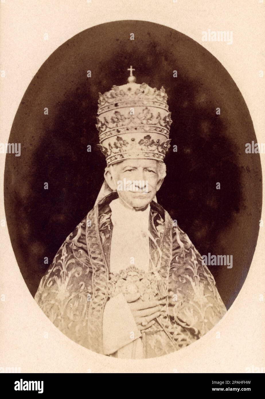 1880, Città del Vaticano , ROMA , ITALIA : Il Papa LEONE XIII ( 1810 – 1903 ), nato Vincenzo Gioacchino Raffaele Luigi PECCI , fu Papa della Chiesa Cattolica Romana, succeduto a Papa Pio IX (1846-78) il 20 febbraio 1878 e regnante fino alla sua morte nel 1903 . Canonizzò nel 1900: San Giovanni Battista de la Salle ( 1651 - 1719 ) e Santa Rita di Cascia ( 1381-1457 ). - LEONE - RELIGIONE CATTOLICA - RELIGIONE CATTOLICA - ritratto - ritratto - PAPA - Trigegno - mitra --- Archivio GBB Foto Stock