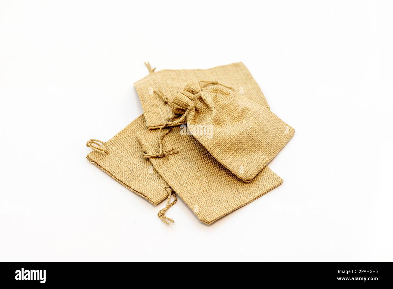 Sacchetti di jute per regali isolati su sfondo bianco. messa a fuoco selettiva Foto Stock