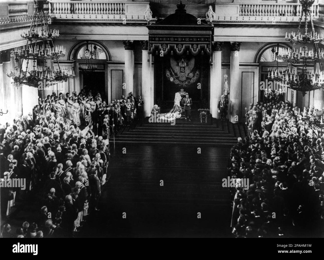 1906 , aprile , Mosca , RUSSIA : lo zar russo Nicola II di Russia ( 18 maggio 1868–J uly 17, 1918) ( Nikolay II) , l'ultimo imperatore di Russia, re di Polonia e Granduca di Finlandia , con la moglie l'imperatrice Tsarina ALEXANDRA FYODOROVNA ( Feodorovna ) Nella sala di San Giorgio nel Palazzo d'Inverno , Apertura della GOSOUDARTSVENNAIA DOUMA - foto storiche - foto storica - barba - barba - barba - ritratto - nobile' - nobiltà - nobili - nobile - BELLE EPOQUE - RUSSIA - ZAR - ZAR - TZAR - RUSSIA - ROMANOFF - ROMANOV - uniformità divisa militare - uniforme militare - NICOLA II ---- ARCHIVIO GBB Foto Stock