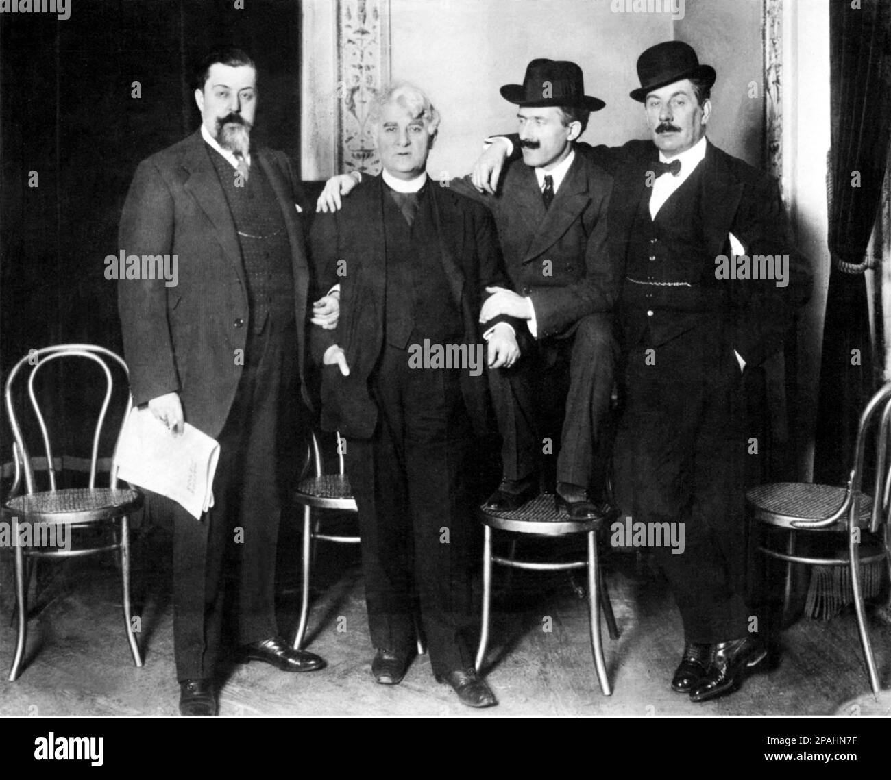 New York , USA : Foto scattata durante la preparazione per la prima mondiale della Metropolitan Opera di LA FANCIULLA DEL WEST di Puccini . Il celebre direttore di musica italiana ARTURO TOSCANINI (2nd da destra in questa foto , 1867 – 1957 ) con GIACOMO PUCCINI ( 1858 - 1924 ) , il direttore E direttore GIULIO GATTI-CASAZZA ( 1869 - 1940 ) e direttore generale del Metropolitan Opera Theatre DAVID BELASCO ( Autore di un'opera su cui si basava L'opera LA RAGAZZA DEL GOLDEN WEST ) . Foto di Mishkin , New York - DIRETTORE d' orchestra - MUSICA - OPERA LIRICA - GATTI CASAZZA - MUSICA CLASSICA - c Foto Stock