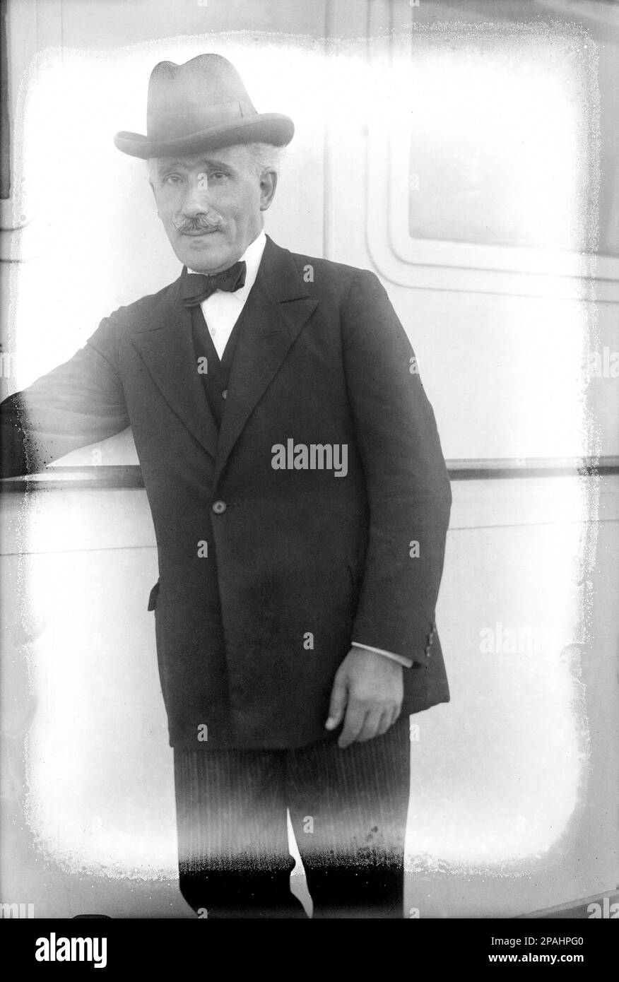 1926 ca, New York , USA : ARTURO TOSCANINI, il celebre direttore musicale italiano ( 1867 – 1957 ) . Toscanini ha iniziato a condurre fuori dall'Europa: Al Metropolitan Opera di New York (1908-1915) e alla New York Philharmonic Orchestra (1926-1936). Nel 1930 fece un giro in Europa con la New York Philharmonic e ebbe sempre un grande successo - DIRETTORE d'orchestra - MUSICALE - OPERA LIRICA - MUSICA CLASSICA - navata - transatlantico - Ocean liner - baffi - baffi - cravatta - papillon - cravatta - cappello - cappello - cappello -- -- Archivio GBB Foto Stock