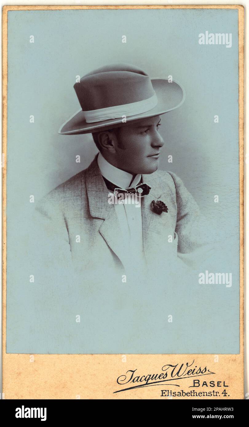 1905 ca , Basilea , Svizzera : giovane uomo con cappello . Foto di Jacques Weiss , Basilea - FOTO STORICHE - FOTO STORICHE - - Svizzera - CAPPELLO - CAPPELLO - MODA - moda - cravatta - cravatta - papillon - cravatta - NOVECENTO - NOVECENTO - giovane - uomo - elegante - eleganza - moda - profilo - Basilea - DANDY ---- Archivio GBB Foto Stock