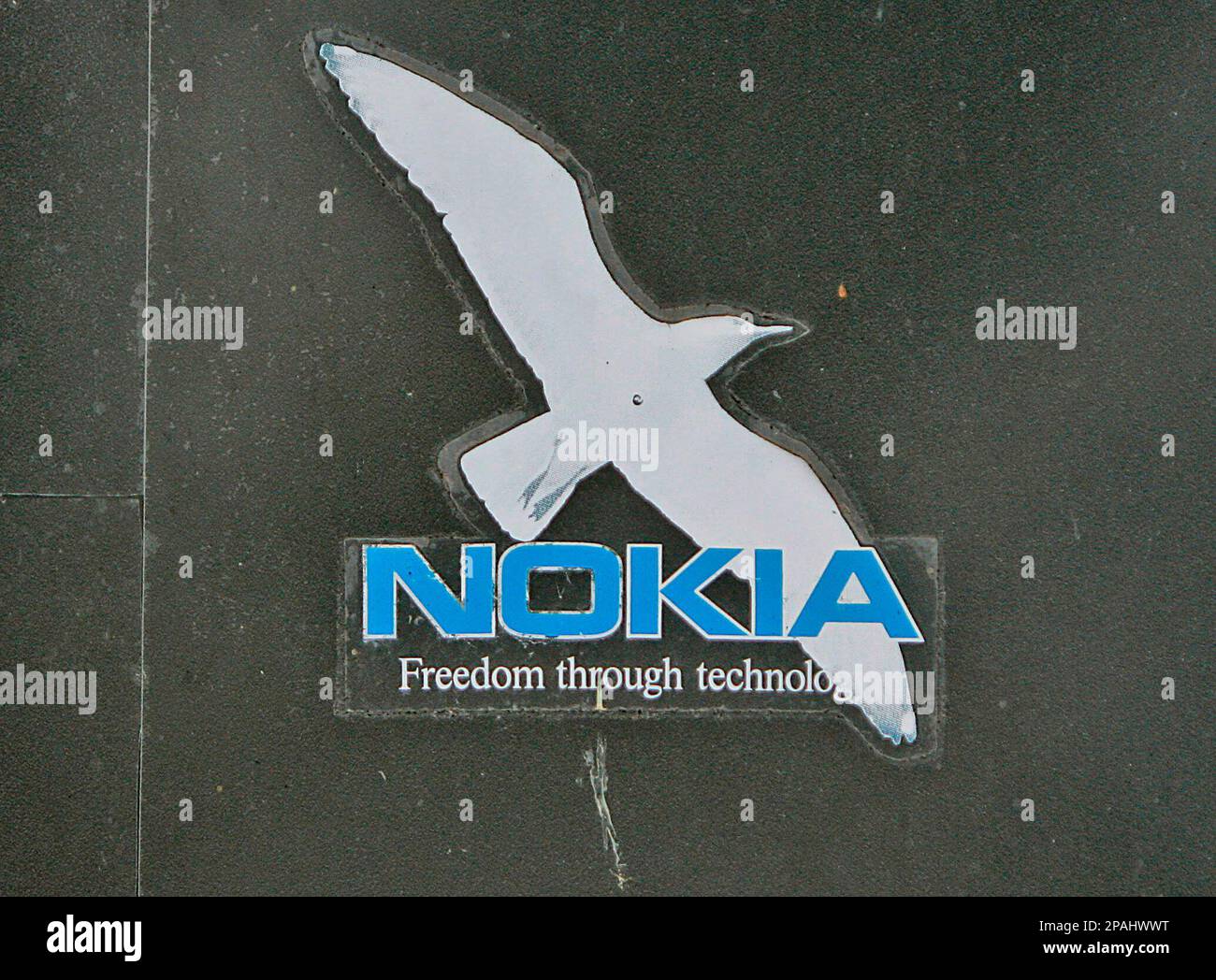 ** FILE ** An advertisement sticker is seen at the main gate of the Nokia plant in Bochum, western Germany, on Jan. 18, 2008. At a news conference Chief Executive Olli-Pekka Kallasvuo apologized Thursday, Jan. 24, 2008 for the company's decision to close a mobile phone plant in Bochum, Germany, but said the plan was necessary. He said the factory makes 6 percent of Nokia's handsets, but accounts for 23 percent of its global labor costs. (AP Photo/Frank Augstein) Foto Stock