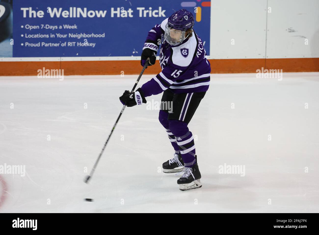 11 marzo 2023: I crociati della Santa Croce in avanti Jack Ricketts (15) prende un colpo in warm up prima di una partita contro le Tigri RIT. Il Rochester Institute of Technology Tigers ha ospitato i Holy Cross University Crusaders nel secondo gioco semifinale dell'Atlantic Hockey Tournament al gene Polisseni Center di Rochester, New York. (Jonathan Tenca/CSM) credito: CAL Sport Media/Alamy Live News Foto Stock