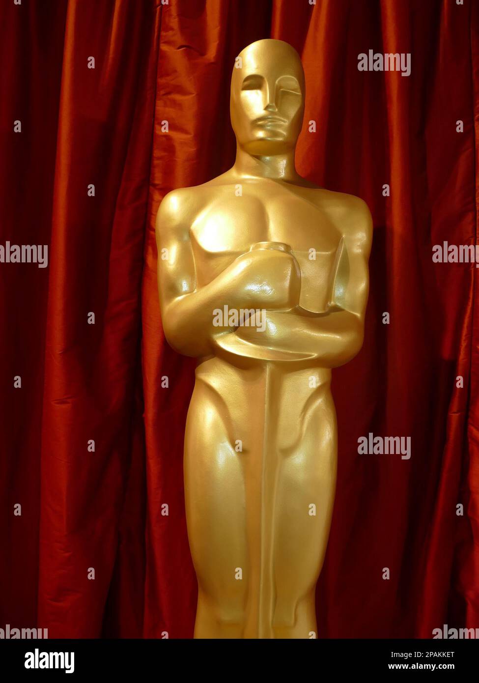 Los Angeles, Stati Uniti. 11th Mar, 2023. Una statua di Oscar si erge su Hollywood Boulevard di fronte al Dolby Theatre prima della cerimonia di premiazione dell'Accademia del 95th. Credit: Barbara Munker/dpa/Alamy Live News Foto Stock