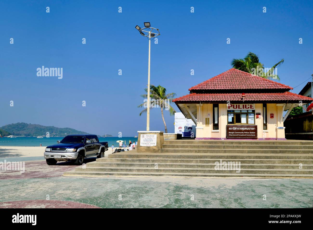 La piccola stazione di polizia a Thaweewong Road, Patong Beach, Phuket, Thailandia, la spiaggia bianca vista sullo sfondo Foto Stock