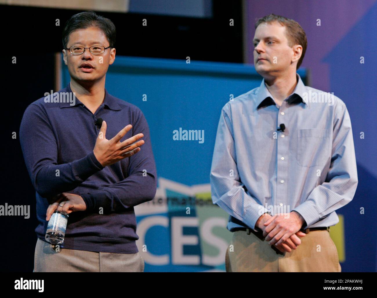 Yahoo CEO Jerry Yang, left, gives a keynote address as Yahoo co-founder David Filo, right, listens at the Consumer Electronics Show (CES) in Las Vegas, Monday, Jan. 7, 2008. (AP Photo/Paul Sakuma) Foto Stock