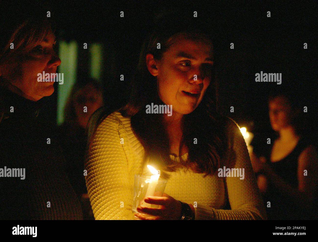 Susan Hill, left, comforts here daughter Brittany Hill at a home town vigil for missing Atlanta hiker Meredith Emerson, Sunday, Jan. 6, 2008 in Holly Springs, N.C. Authorities searching for the woman, who was last seen Wednesday, opened a second area of investigation Saturday at least 40 miles from the Georgia state park where the 24-year-old disappeared. (AP Photo/Thomas Babb) Foto Stock