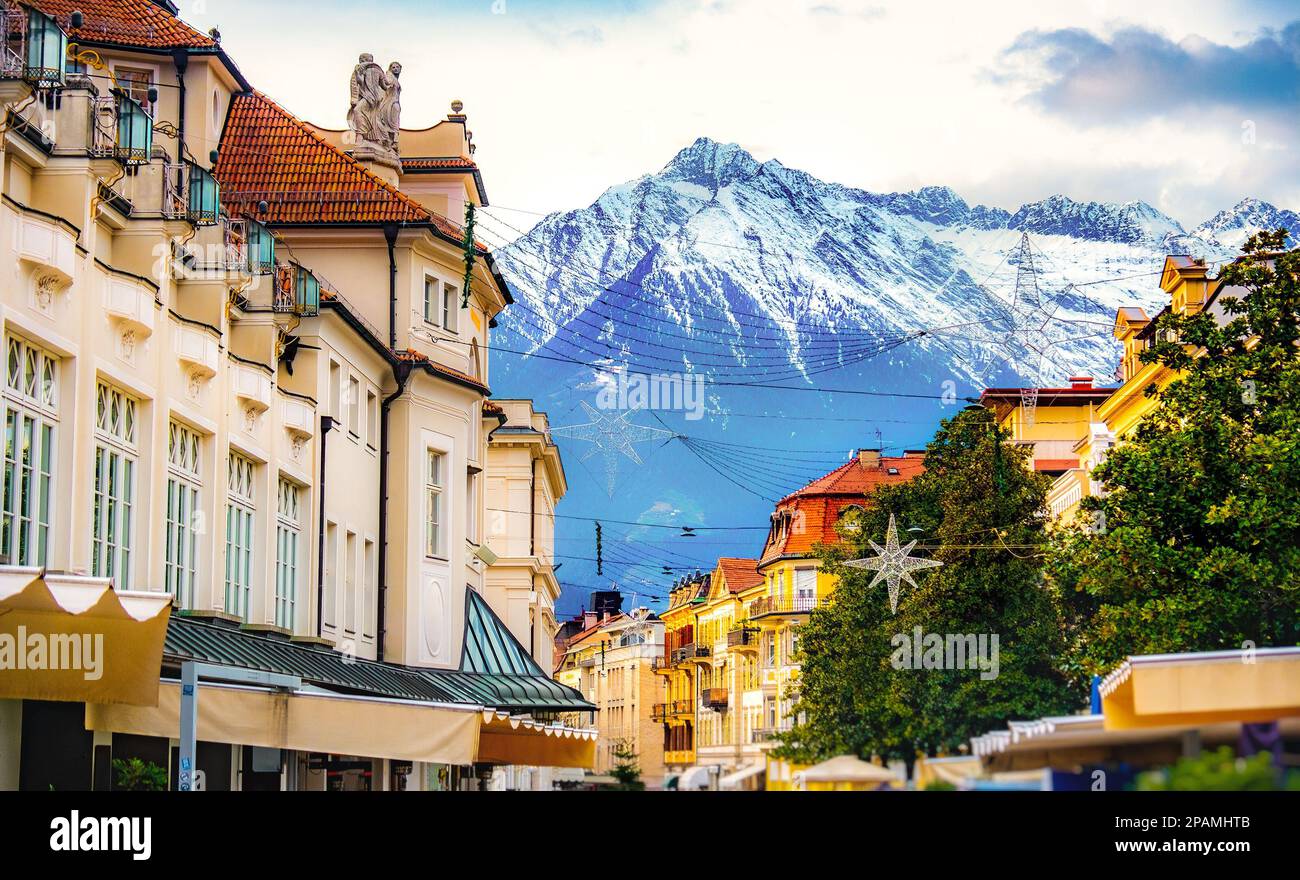 Edifici e montagne in inverno a Merano in Alto Adige - città delle dolomiti nel nord italia Foto Stock