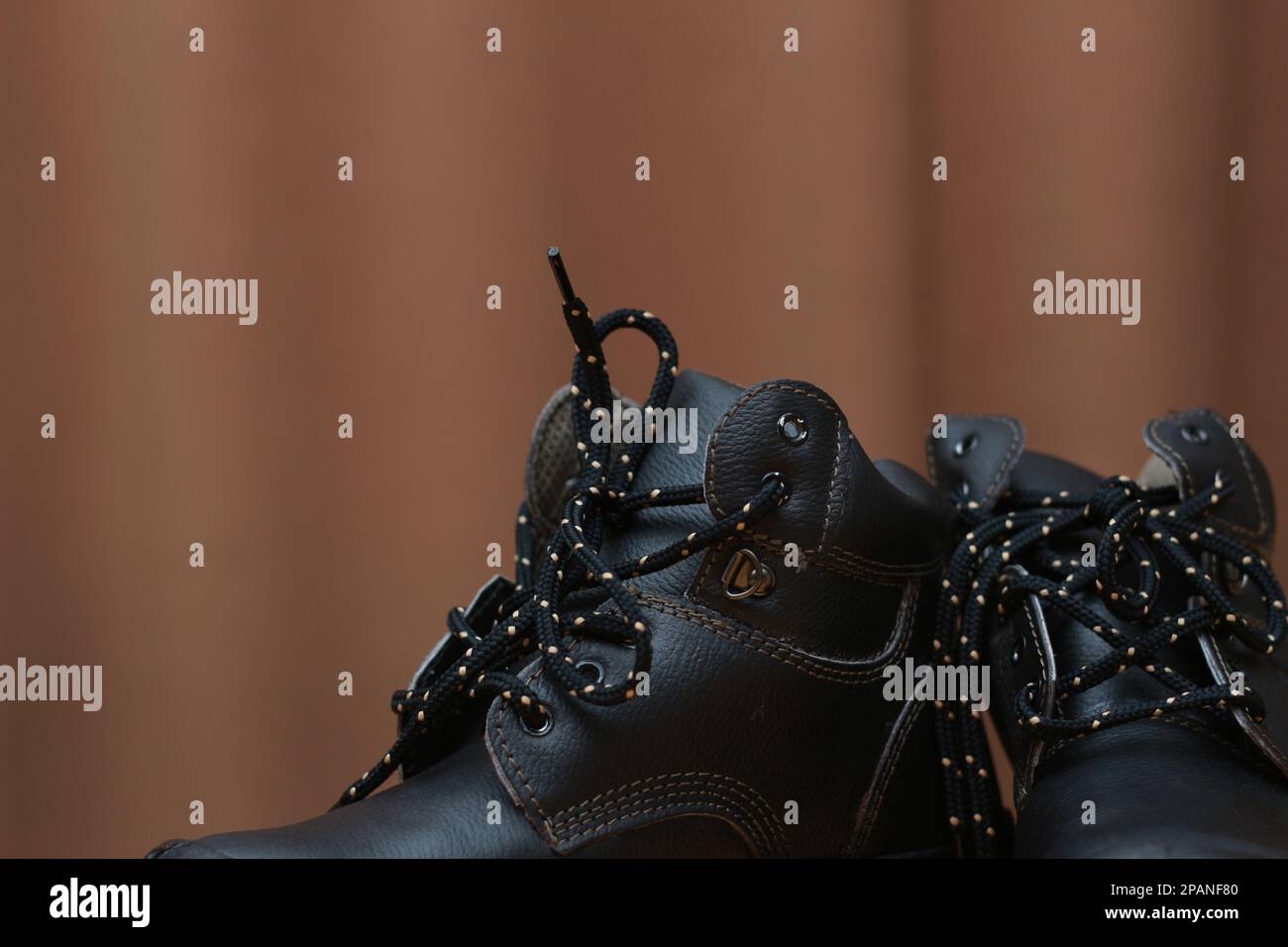 Foto dettagliata di un paio di scarpe antinfortunistiche da lavoro. Foto del concetto di equipaggiamento di protezione del lavoro. Foto Stock