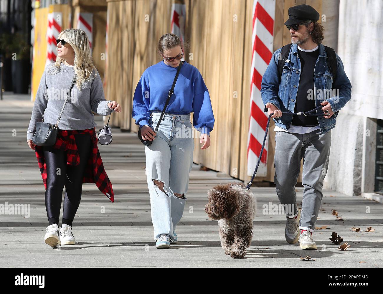 Milano, IT. 11th Mar, 2023. Katia Follesa con il marito Angelo Pisani e la figlia Agata per una passeggiata in corso Sempione Credit: Independent Photo Agency/Alamy Live News Foto Stock