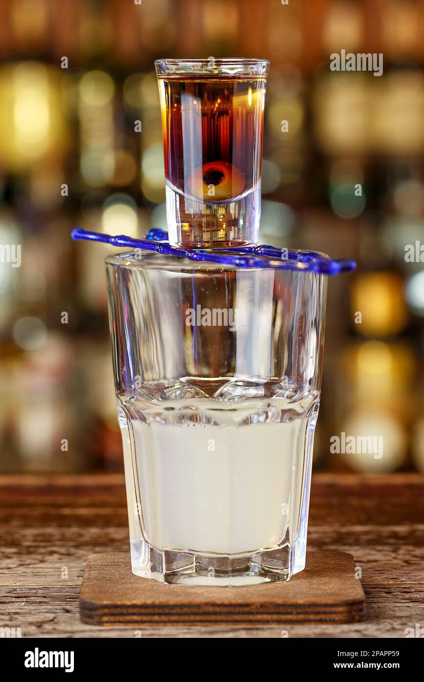 Cocktail lacrime di serpente a base di tequila, limone fresco, calce kalua.  Cocktail estremo Foto stock - Alamy