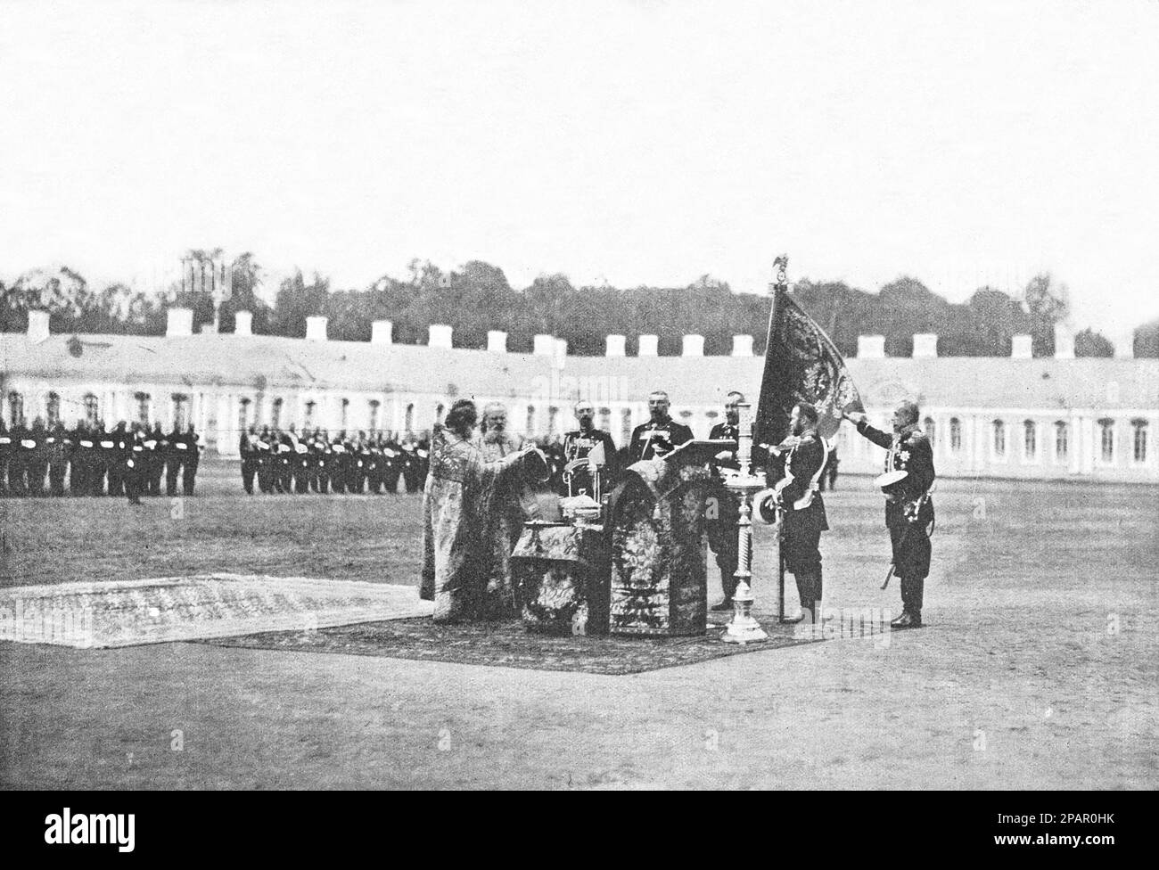 Consacrazione a Tsarskoye Selo di una nuova bandiera concessa all'equipaggio delle guardie in onore del 200th° anniversario della sua esistenza (alla presenza dell'imperatore Nicola II). Foto dal 1910. Foto Stock