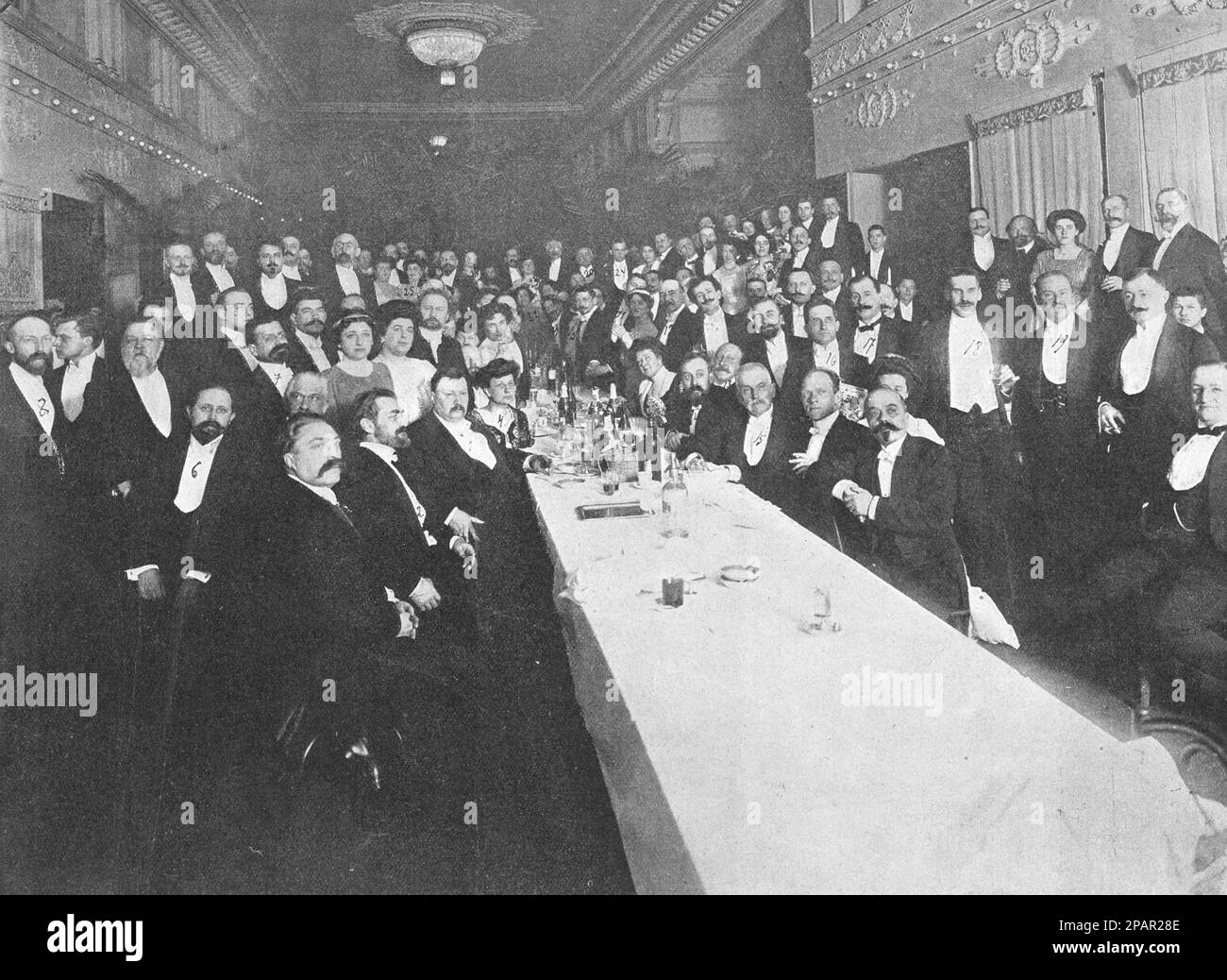 Partecipanti a un banchetto in onore del 50th° anniversario della Società musicale Imperiale Russa. Foto dal 1910. Foto Stock
