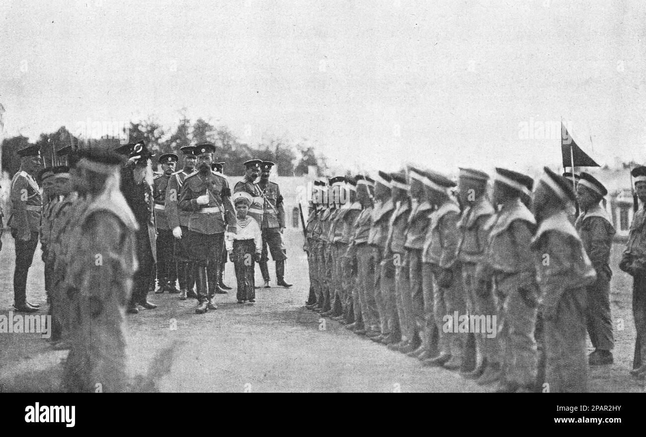 L'imperatore russo Nicola II con l'erede al trono, Alexei Nikolaevich, aggira la parte anteriore degli studenti della classe popolare di formazione militare e ginnastica a San Pietroburgo. Foto dal 1910. Foto Stock