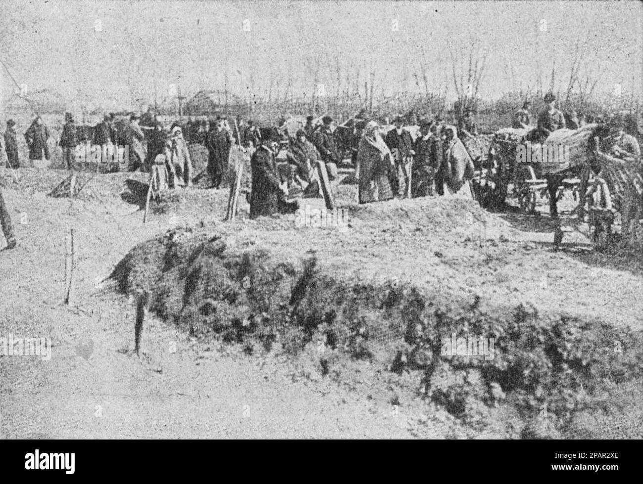 La tomba comune delle vittime del disastro nel villaggio ungherese di Ekerito, dove 500 persone sono bruciate in un teatro rurale nel 1910. Foto dal 1910. Foto Stock