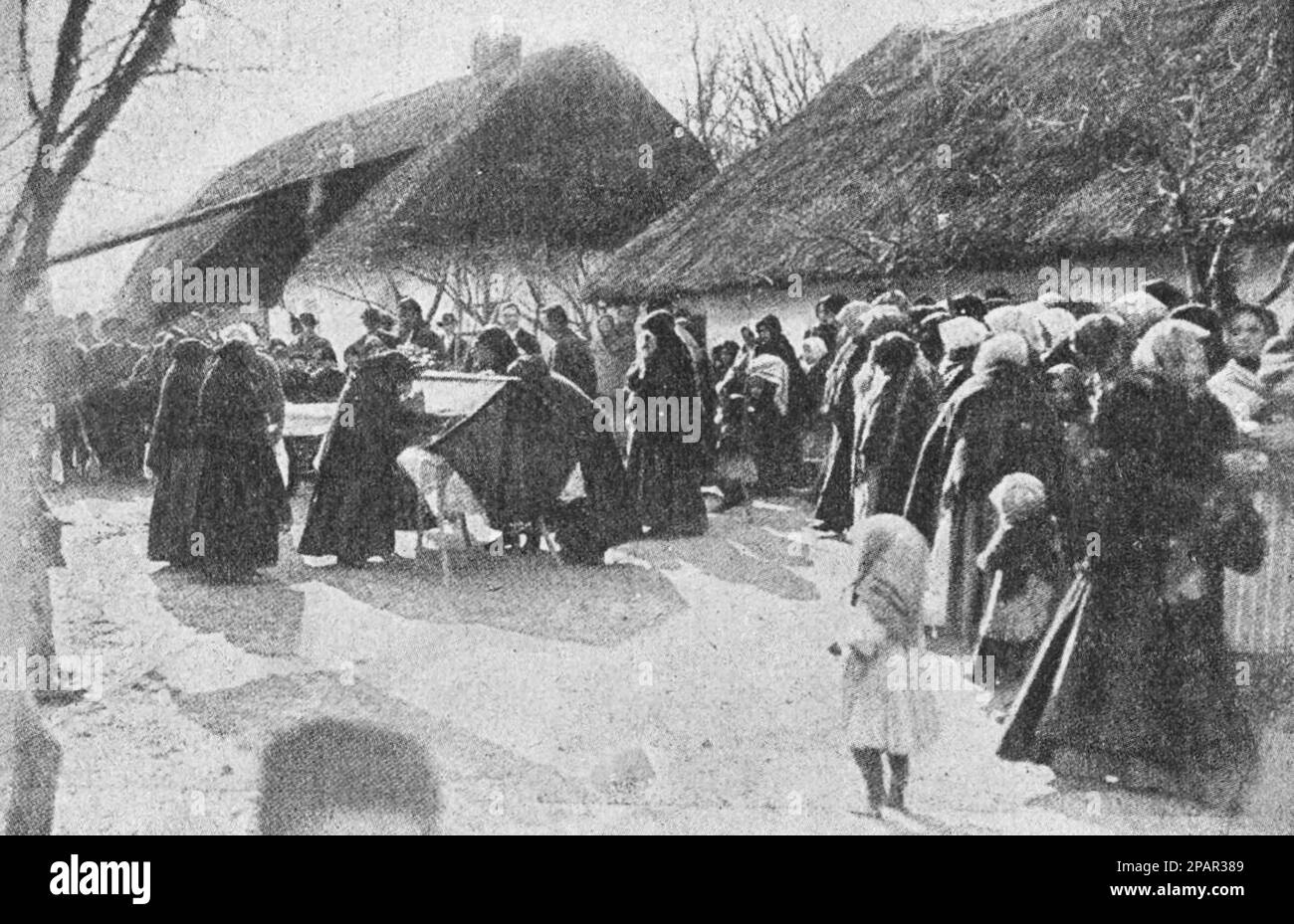 I funerali delle vittime del disastro nel villaggio ungherese di Ekerito, dove 500 persone sono bruciate nel teatro rurale nel 1910. Foto dal 1910. Foto Stock