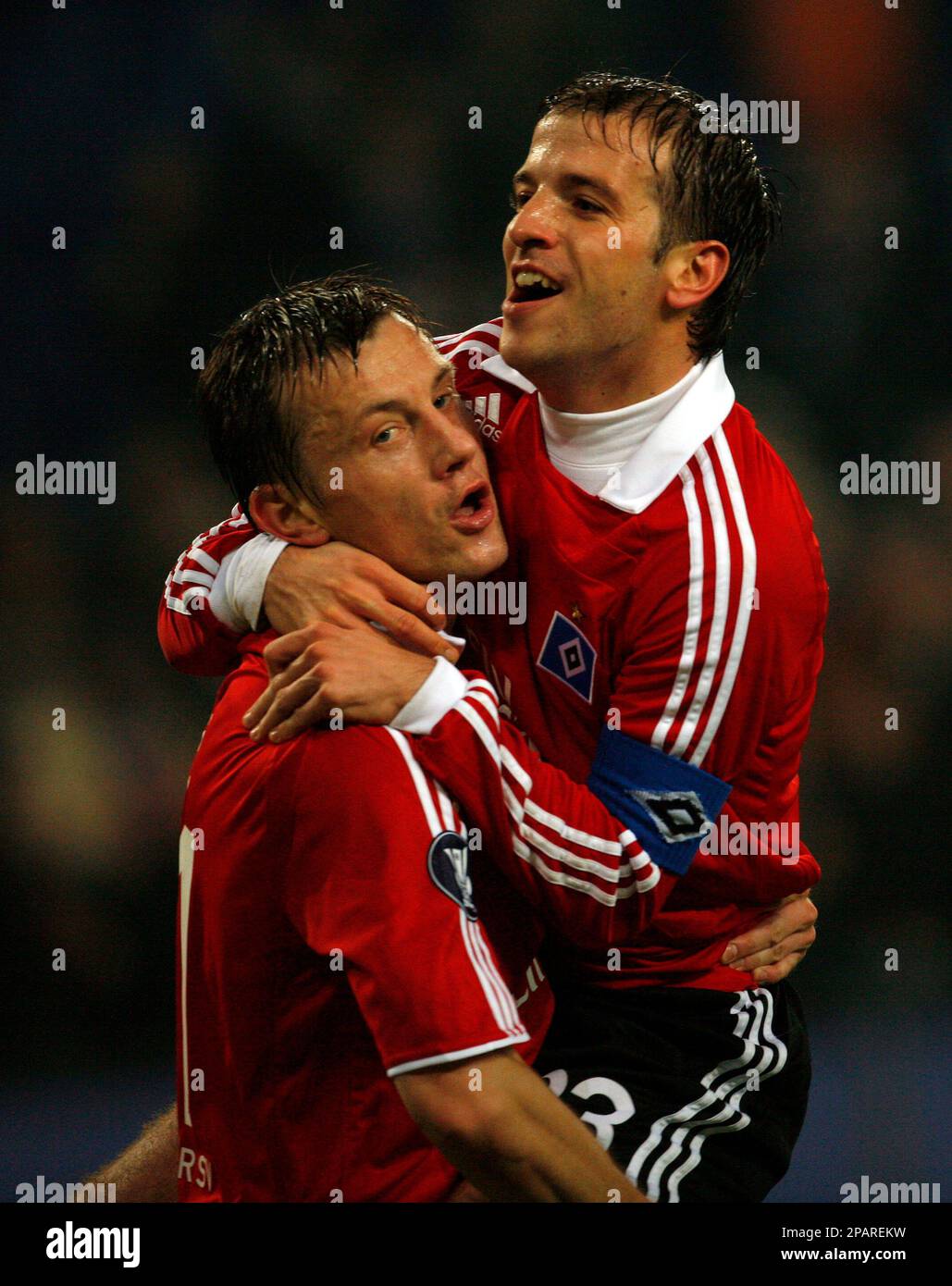 Hamburg's Rafael van der Vaart, left, celebrates with Ivica Olic, after scoring the first goal for his team during the UEFA Cup group D match between Hamburger SV and Stade Rennes of France in Hamburg on Thursday, Nov. 29, 2007. (AP Photo/Kai-Uwe Knoth) Foto Stock