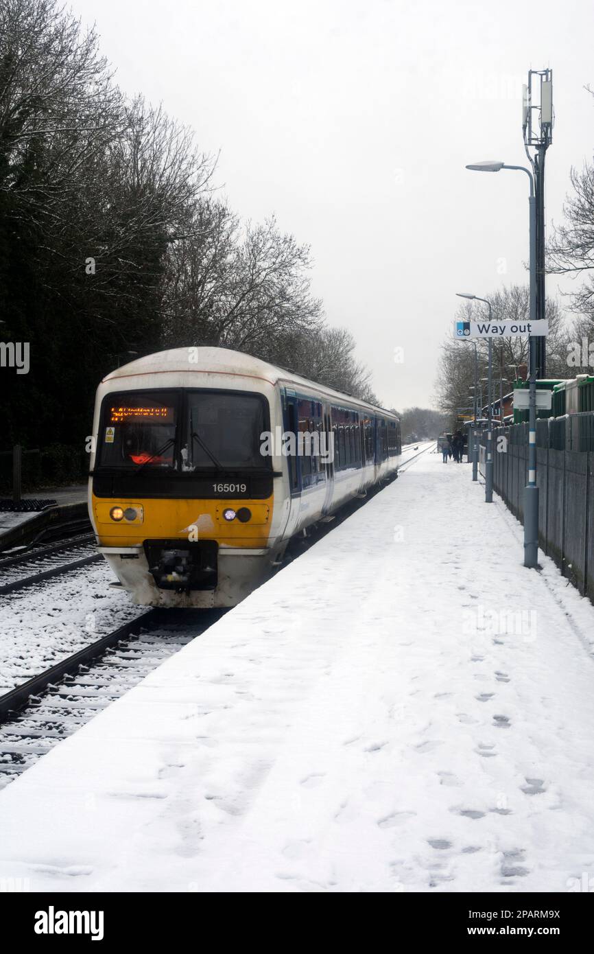 Chiltern Railways classe 165 treno diesel alla stazione di Warwick, Warwickshire, Regno Unito Foto Stock