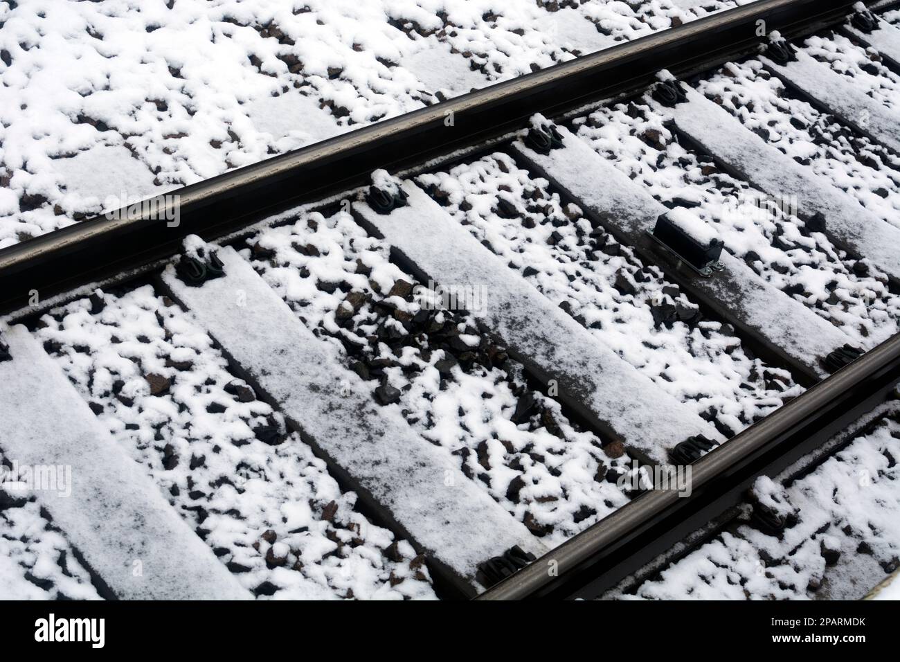 Binari ferroviari con tempo nevoso, Regno Unito Foto Stock