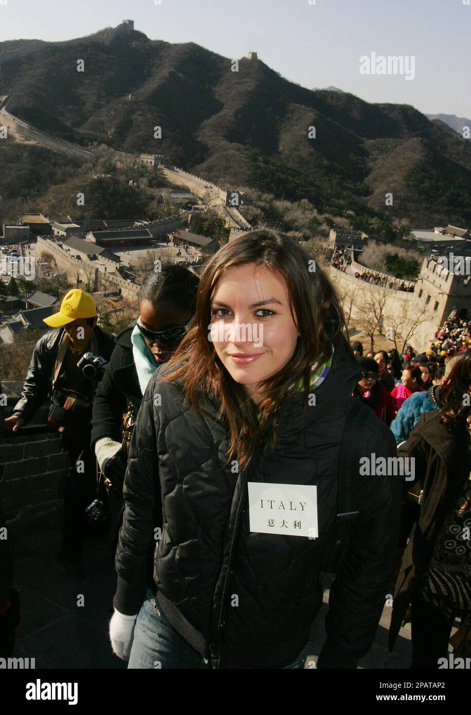 Miss Italy Giada Wiltshire poses during a visit by Miss World contestants to the Great Wall of China, at Badaling, north of Beijing Wednesday Nov. 21, 2007. The Miss World final will be held in the southern resort city of Sanya on Dec. 1. (AP Photo/Greg Baker) Foto Stock