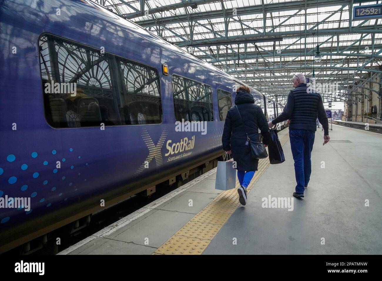 I passeggeri che viaggiano su un treno Intercity Scotrail, la stazione centrale di Glasgow, Glasgow, Scozia, Regno Unito Foto Stock