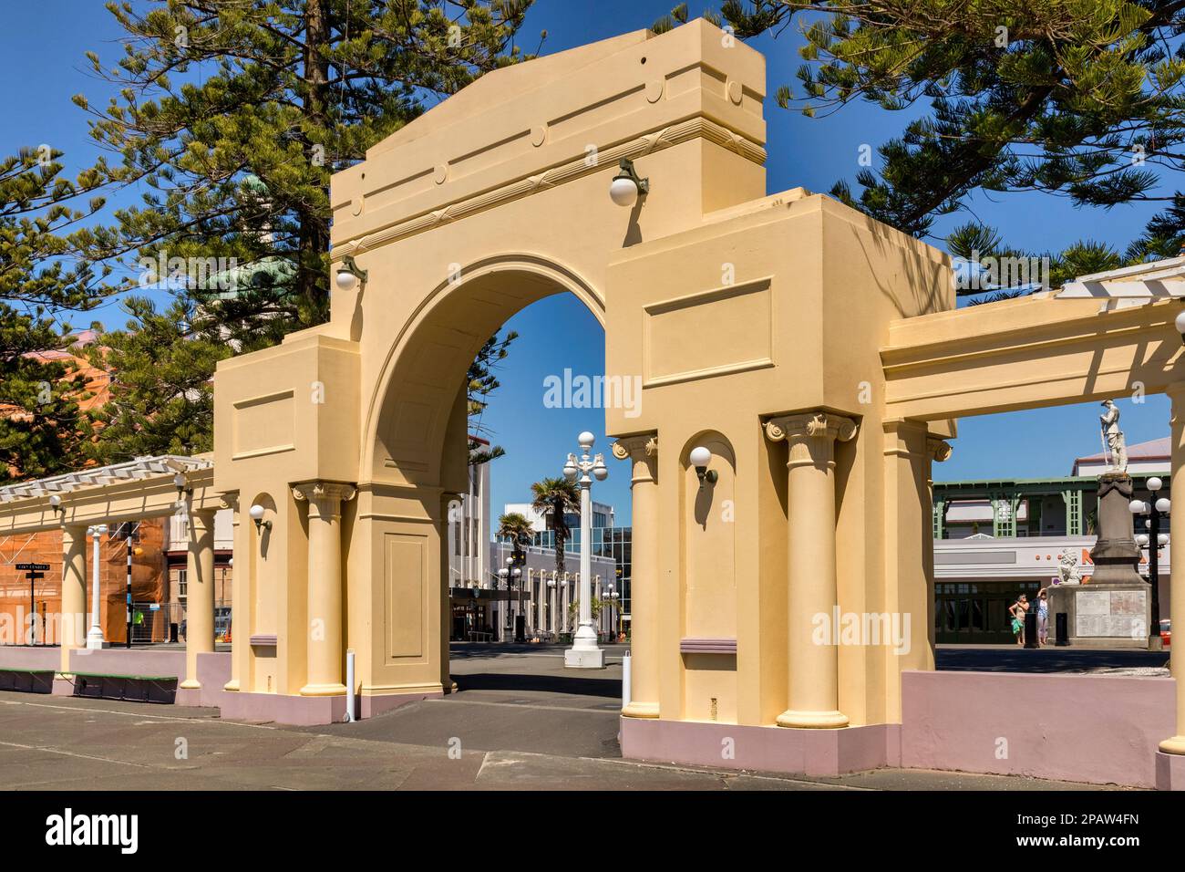 5 dicembre 2022: Napier, Hawkes Bay, Nuova Zelanda - The Napier Arch on Marine Parade in Napier, Nuova Zelanda. Napier è stato in gran parte ricostruito in Art... Foto Stock