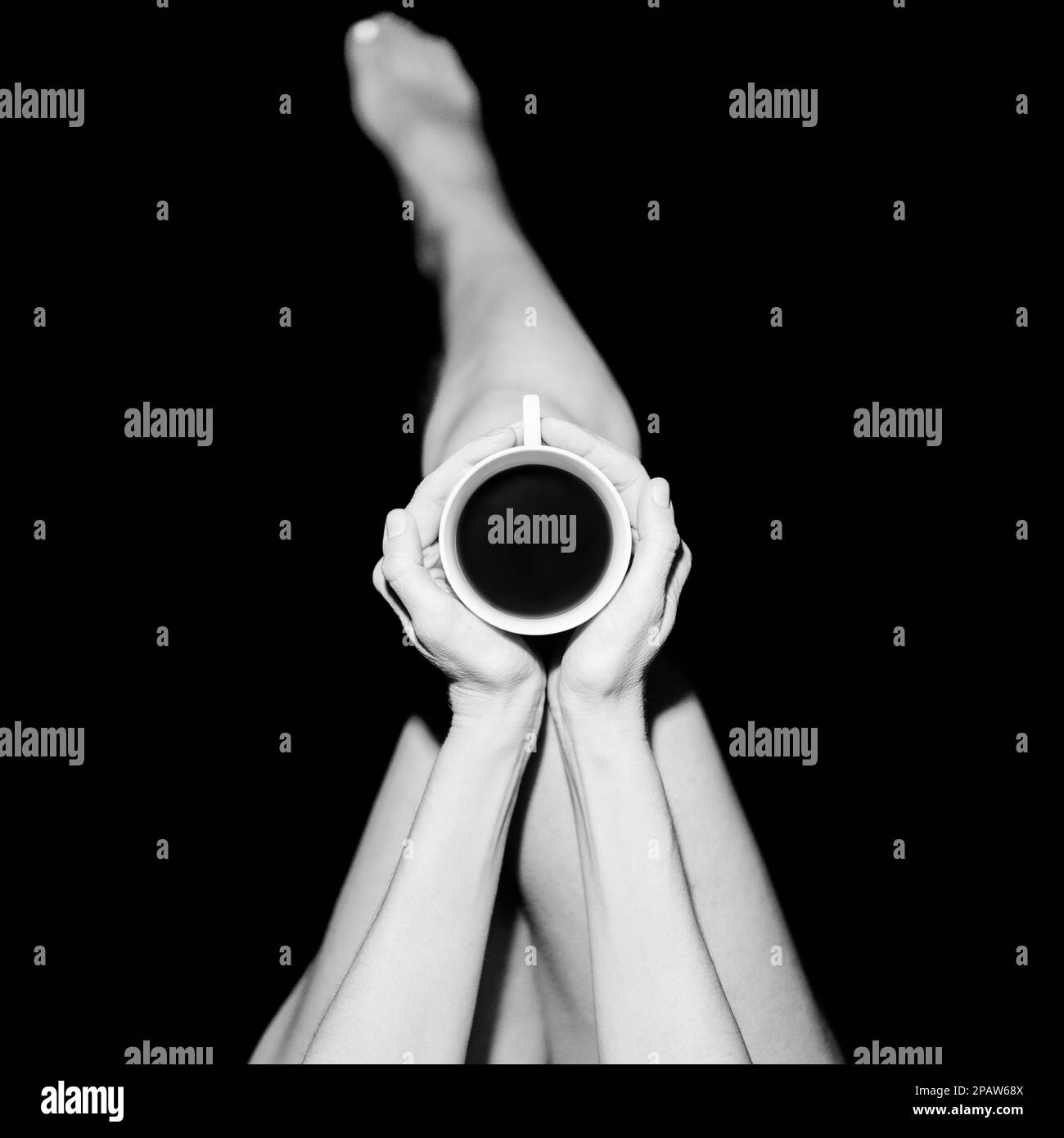 Crop anonima donna con caffè in studio nero Foto Stock
