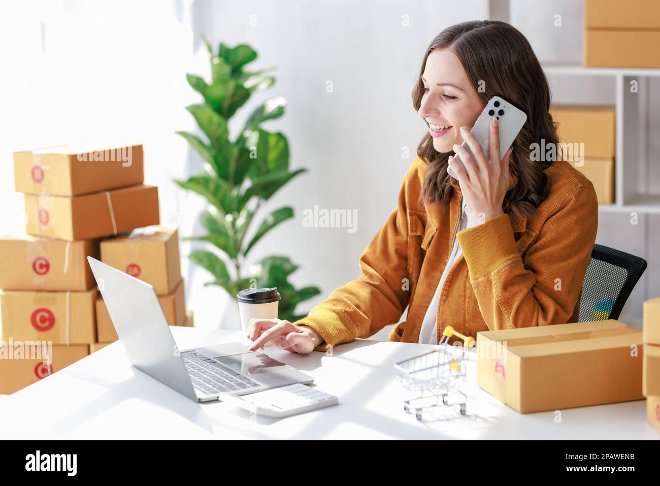 Concetto di consegna e vendita di pacchi online, venditore o rivenditore utilizzando lo smartphone per contattare i clienti che effettuano ordini presso i negozi online per confermarli Foto Stock