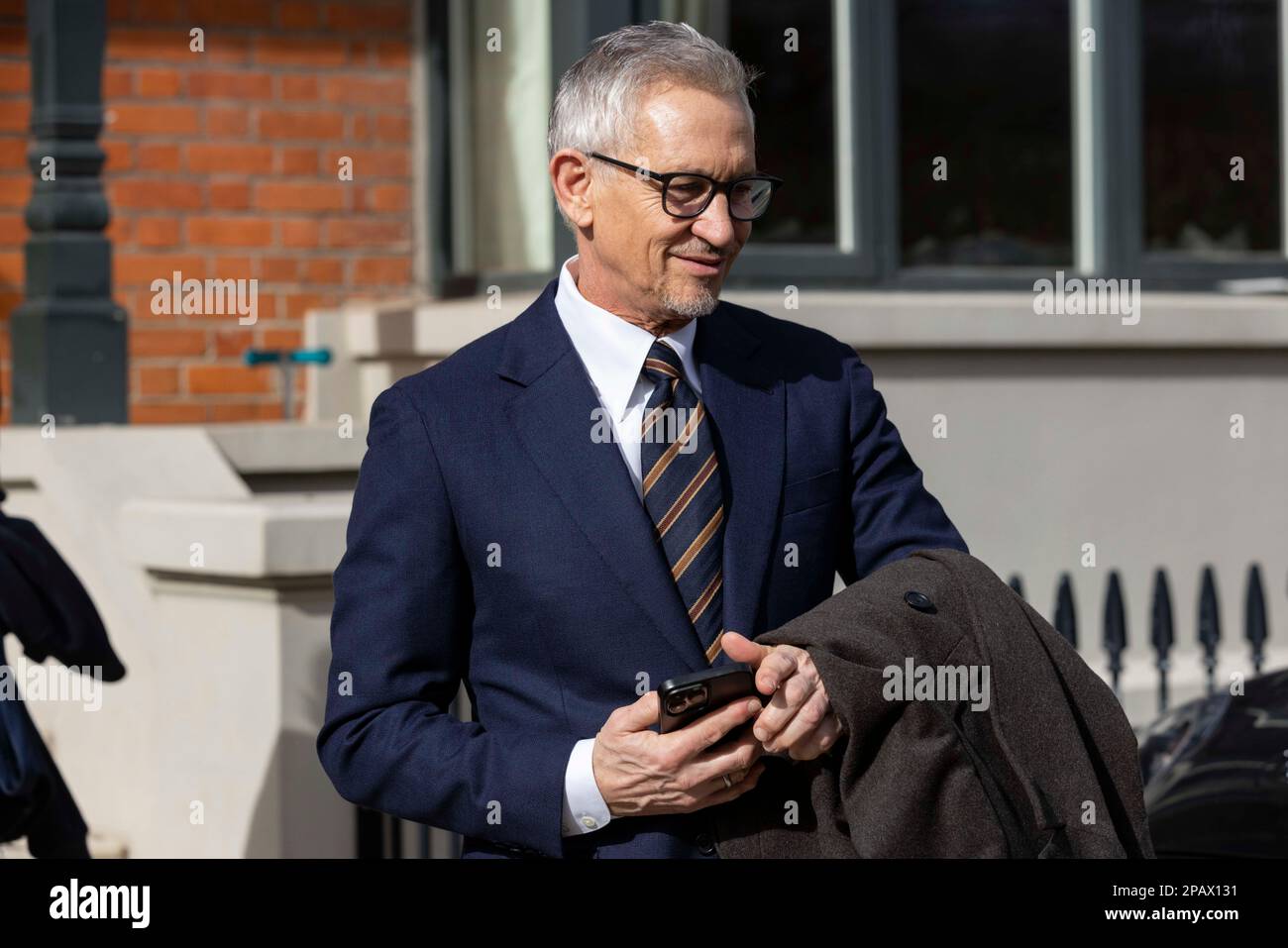 Gary Lineker. Il presentatore Match of the Day lo lascia a casa questa mattina a Barnes dopo che il suo show è stato messo in attesa mentre i colloqui continuano con la BBC per quanto riguarda le sue osservazioni Tweet. Barnes, South West London, UK Credit: Jeff Gilbert/Alamy Live News Foto Stock