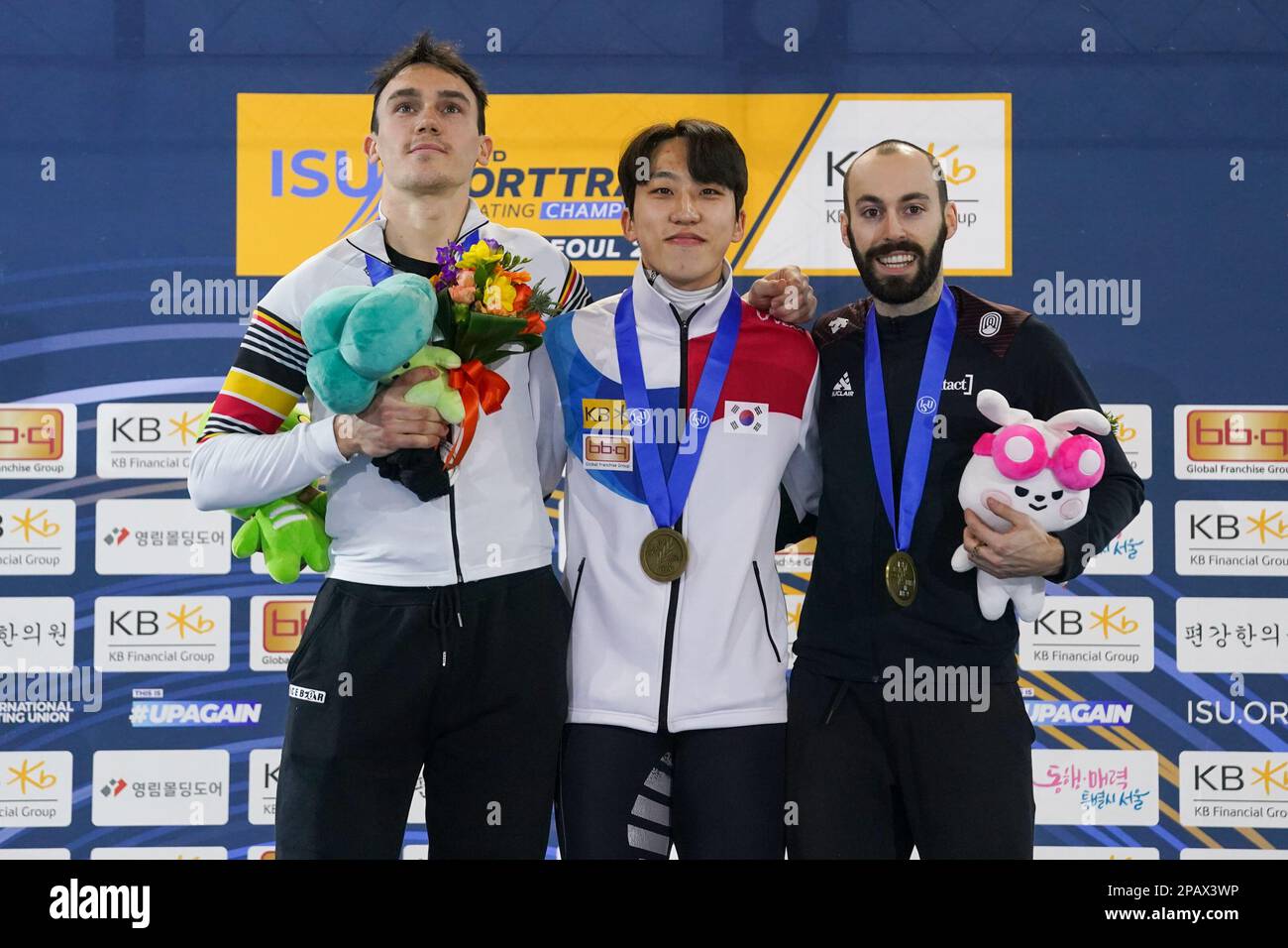 SEUL, COREA - 12 MARZO: Stijn Desmet del Belgio, Jiwon Park della Corea e Steven Dubois del Canada in gara per gli uomini 1000m durante i Campionati mondiali di pattinaggio di velocità brevi ISU alla pista di pattinaggio di Mokdong il 12 marzo 2023 a Seoul, Corea (Foto di Andre Weening/Orange Pictures) Foto Stock