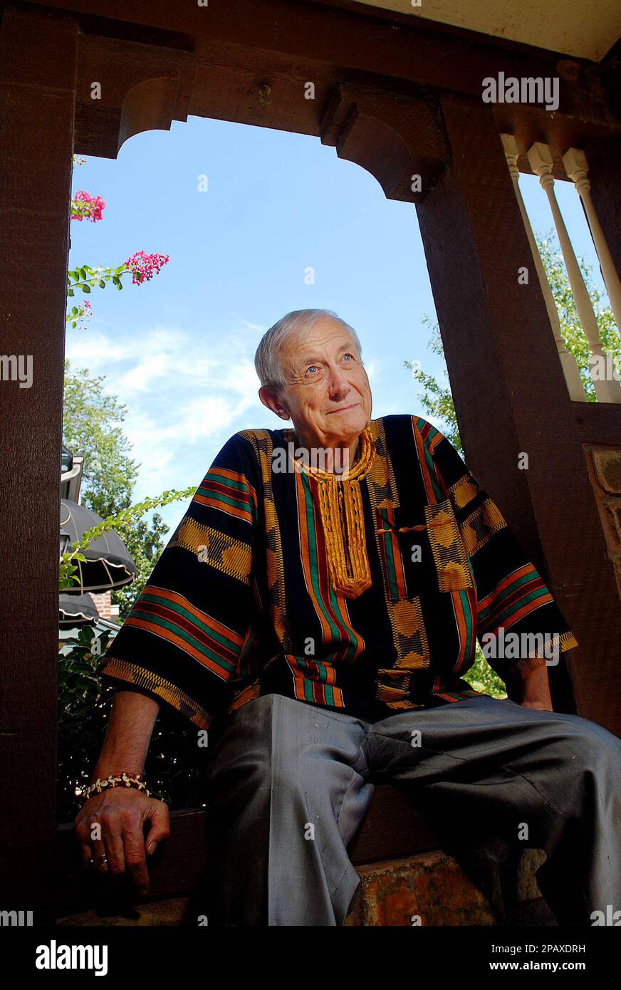 Russian poet Yevgeny Yevtushenko poses at his home in Tulsa, Okla., September 13, 2007. Yevtushenko is considered by many the world's greatest living Russian poet. (AP Photo/Brandi Simons) Foto Stock