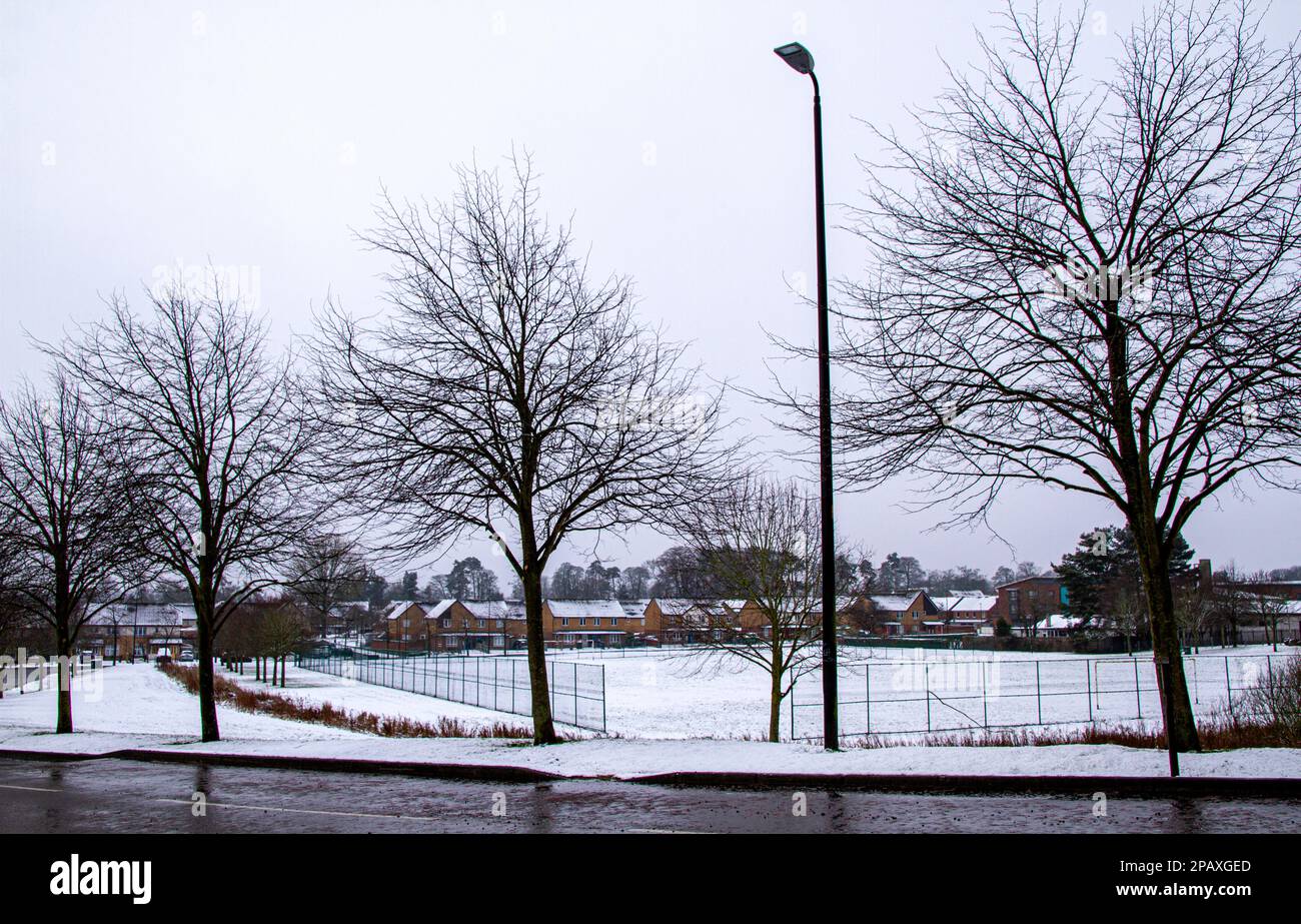 Dundee, Tayside, Scozia, Regno Unito. 12th Mar, 2023. UK Weather: Notte neve coperta Ardler Village a Dundee, ma la neve si sta scongelando a causa dell'arrivo di un clima più mite e più soleggiato con temperature che raggiungono i 9°C. Credit: Dundee Photographics/Alamy Live News Foto Stock