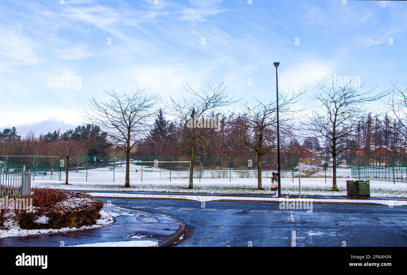 Dundee, Tayside, Scozia, Regno Unito. 12th Mar, 2023. UK Weather: Notte neve coperta Ardler Village a Dundee, ma la neve si sta scongelando a causa dell'arrivo di un clima più mite e più soleggiato con temperature che raggiungono i 9°C. Credit: Dundee Photographics/Alamy Live News Foto Stock