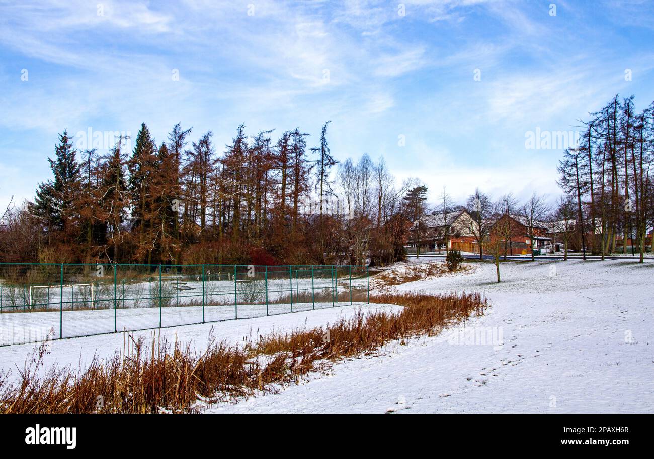 Dundee, Tayside, Scozia, Regno Unito. 12th Mar, 2023. UK Weather: Notte neve coperta Ardler Village a Dundee, ma la neve si sta scongelando a causa dell'arrivo di un clima più mite e più soleggiato con temperature che raggiungono i 9°C. Credit: Dundee Photographics/Alamy Live News Foto Stock