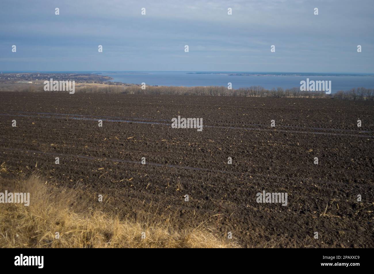 Paesaggio primaverile con campo agricolo vicino al fiume Dnipro fino alla periferia della città di Verkhnodniprovsk, Ucraina Foto Stock